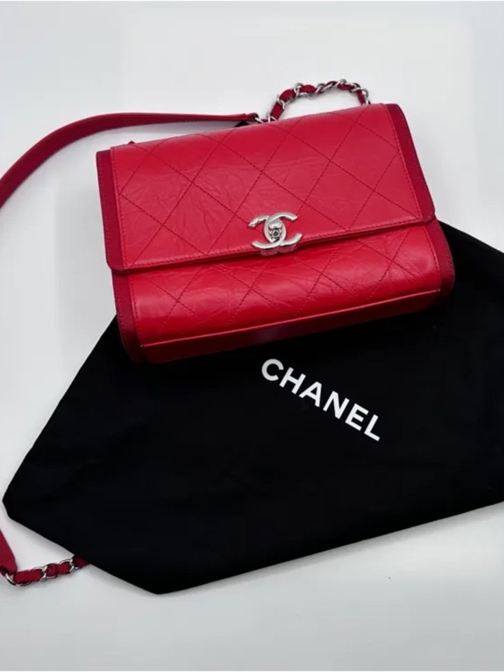 CHANEL Red Quilted Leather Shoulder Bag with Chain Strap and Silver CC
